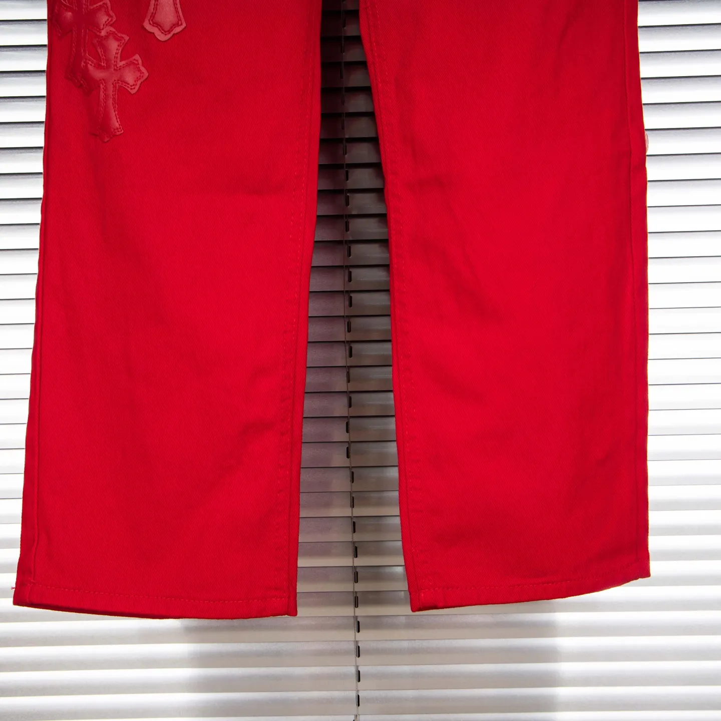 P260 CHROME HEARTS 25ss dopamine Chinese red cross leather washed jeans - Full of exploring the ultimate in fashion, Chrome Hearts' new Chrome Hearts pants not only present a unique style, but the fresh ice blue color looks particularly youthful and energetic. The mid-high waist design is paired with a lazy and casual style, which not only shows long legs but also maintains a casual feel. It is a must-have fashion choice for trendy men and trendy women. Style No.: 1789 Color: Dopamine Red Size: 28 30 32 34